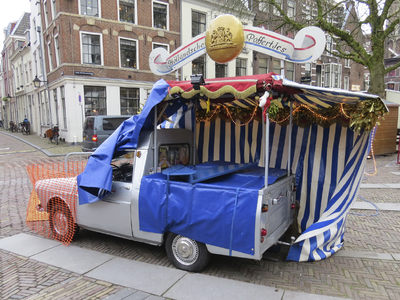 908120 Afbeelding van een bestelautootje dat ingericht is als poffertjeskraam, op een kerstmarkt op de Korte ...